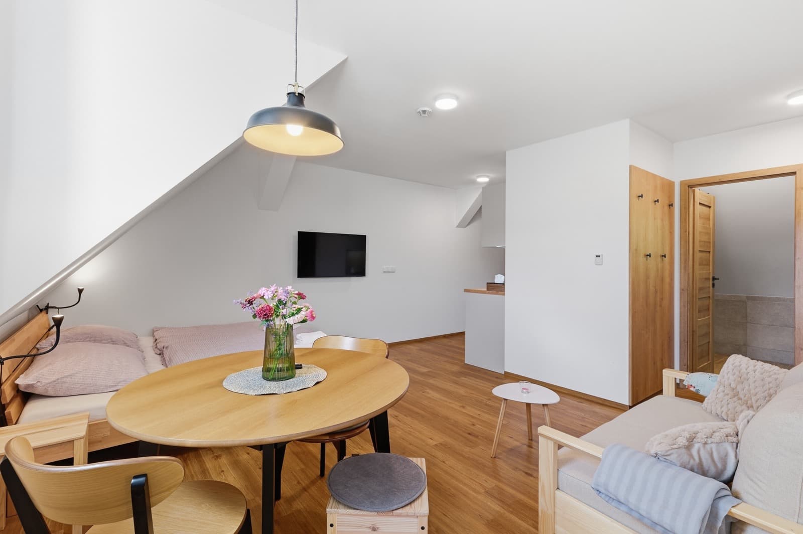 Apartmán Miky – podkrovní studio s manželskou postelí, jídelním stolem a pohovkou